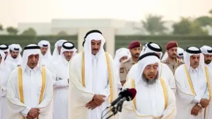 تصاویری از امیر قطر در حال خواندن نماز باران