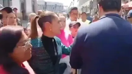 تلاش یک مرد برای بوسیدن خانم رئیس جمهور/فیلم