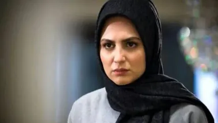 تیپ ساده و شیک بازیگر "آلا": نیلوفر کوخانی در اکران "شهر قصه" با استایلی تمام‌مشکی!