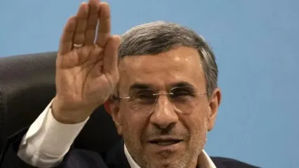 رفتار عجیب محمود احمدی‌نژاد در مراسم ختم خواهرش؛ امضای یادگاری و عکس سلفی در اوج عزاداری/ ویدئو