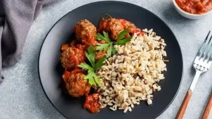 بررسی علمی یک باور: برنج قهوه‌ای مفیدتر از برنج سفید است؟ + جدول تغذیه ای هر پیمانه برنج سفید و قهوه ای