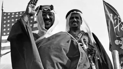 «محمدرضا پهلوی» در چادر «ملک سعود، پادشاه عربستان»؛ سال 1335