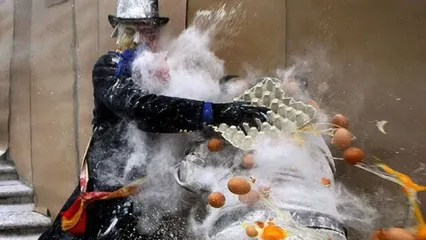 اسپانیایی‌ها با آرد، تخم‌مرغ و ترقه به جنگ خیابانی رفتند