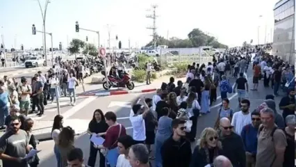 صف طولانی اسرائیلی‌های فراری مقابل سفارت پرتغال