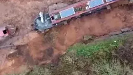 فروریزش کانال در انگلیس آب رودخانه را بلعید