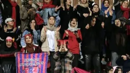 هم‌خوانی دختران هوادار نساجی با آهنگ بهنام بانی