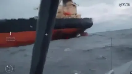 لحظه برخورد شناور بدون سرنشین اوکراین به نفتکش روسیه