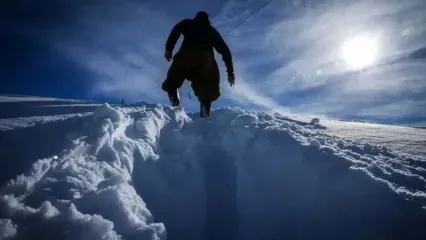 تصاویر؛ تلاش برای رفع خاموشی روستاهای برفی بانه و سقز