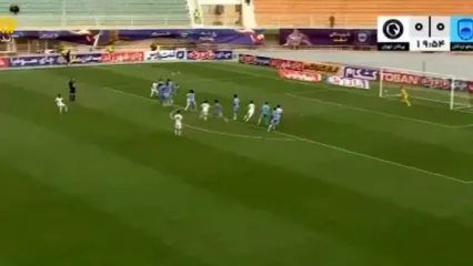 ویدئو: کاشته زیبای آزادمنش به تیر دروازه چادرملو برخورد کرد