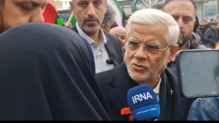 تصویر نکته‌دار از محافظ معاون پزشکیان در راهپیمایی