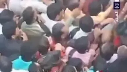 هجوم دیوانه‌وار کارگران برای سوار شدن قطار صبحگاهی