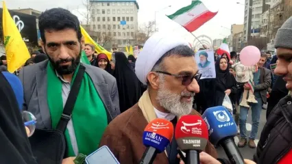 مسئولان باید با مردم باشند تا پیوند مردم و انقلاب مستحکم‌تر شود