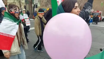 شعار مرگ بر آمریکا این کودک در راهپیمایی ۲۲ بهمن غوغا به پا کرد + ویدئو