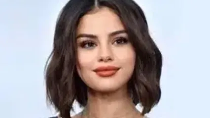 سفر در زمان؛ «سلنا گومز» در قلعه زمستانی زیبای خفته در دیزنی‌لند در کالیفرنیا؛ سال 1388