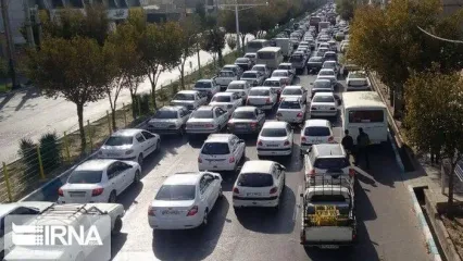 بنر نصب شده در شهر یزد با لوگو شبکه منوتو!