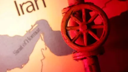 بازار نفت در تب جنگ | افزایش قیمت نفت با وجود تلاش‌های جهانی برای مهار بحران عرضه و بازگشایی تنگه هرمز | آمریکا تحریم‌های مربوط به نفت ایران را لغو می‌کند؟