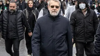 تصاویری از نماز خواندن شهید لاریجانی در کاخ کرملین+ تصویر