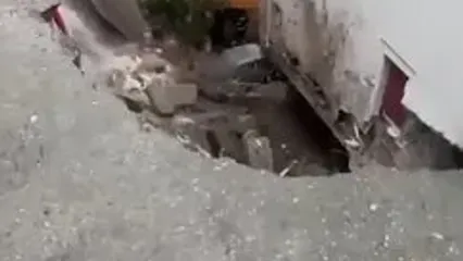 رانش زمین در شهری در ایتالیا و فروریختن جاده