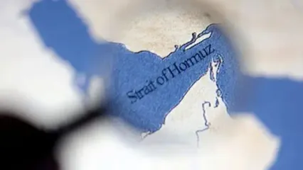 یک نفتکش متعلق به چین که در بندر حمریه امارات بارگیری کرده، از تنگه هرمز عبور کرد/ این نفتکش به دلیل استفاده از آن برای حمل نفت خام ایران، هدف تحریم‌های آمریکا قرار گرفته بود/ یک نفتکش دیگر به مقصد عراق، وارد تنگه هرمز شد