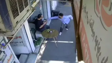 فیلم لحظه قاپیدن موبایل مرد تهرانی در میدان توحید تهران / این دزد را می شناسید به پلیس خبر دهید