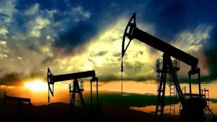 کاهش ذخایر نفتی آمریکا به کمترین سطح طی ۴۳ سال در سایه جنگ با ایران