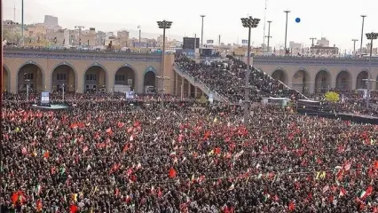 ژاپن تایمز: مردم ایران با پرچم‌های سرخ در مصلی حاضر شده‌اند