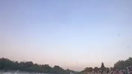عبور خطرناک با قایق از زیر دهانه پل خواجو