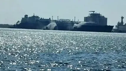مهار آتش‌سوزی در دو شناور گاز مایع در بندر دمیاط مصر/ وزیر نفت عازم محل حادثه شد