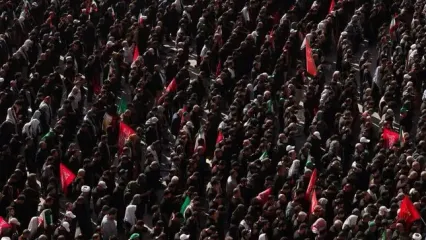 ژاپن تایمز: مردم ایران با پرچم‌های سرخ در مصلی حاضر شده‌اند