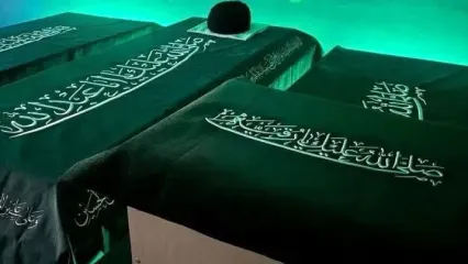 طواف پیکر مطهر رهبر شهید در صحن حرم امام علی (ع) و حرم امام حسین (ع)/ برگزاری مراسم اقامه نماز بر پیکرها