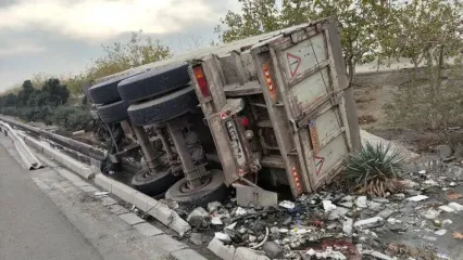 فیلم واژگونی تریلی حامل بار در محور چابهار نیکشهر