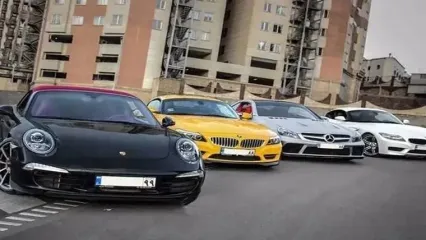 ببینید؛ نمایش پورشه و بنز و فراری دانشجویان در دانشگاه آزاد تهران!