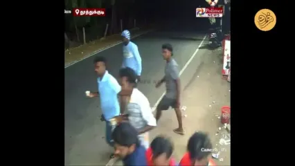 تصادف عجیب یک خودرو با موتورسیکلت پارک شده