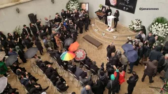 آوازخوانی علی زند وکیلی در مراسم تشیع بیتا فرهی در زیر باران  +ویدئو