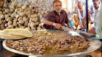 (ویدئو) پخت کوفته قلقلی با گوشت چرخ کرده توسط آشپز خیابانی 60 ساله در پاکستان