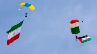 چتربازان ایرانی بر فراز برج میلاد با پرچم فلسطین