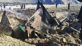 لاشه جنگنده سوخو ۲۲ بعد از سقوط در اطراف دریاچه پریشان