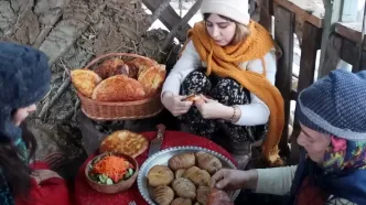 (ویدئو) پخت یک غذا با گوشت و سیب زمینی کبابی توسط سه بانوی روستایی گیلانی