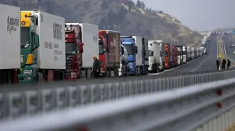 معطلی ۱۷ روزه کامیون‌ها در مرز ایران و آذربایجان / عضو اتاق بازرگانی: موضوعات سیاسی بر تجارت ایران سایه انداخته