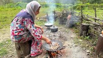 (ویدئو) ببینید این بانوی روستایی سوادکوهی چه غذای متفاوتی با گوشت و گردو طبخ می کند