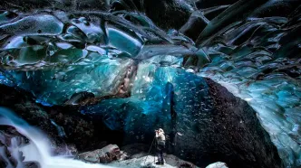 ببینید / زیبایی خیره کننده غارهای یخی واتناکویول در ایسلند + فیلم