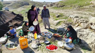 (ویدئو) پخت پلو گوجه بادمجان توسط دو بانوی عشایر زاگرس نشین