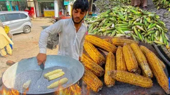 (ویدئو) غذای خیابانی؛ روش خلاقانه جوان پاکستانی برای پختن ذرت در نمک و شن