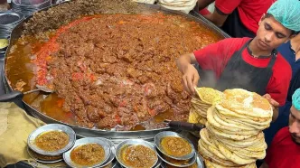 (ویدئو) غذای مشهور خیابانی در پاکستان؛ طبخ واویشکای جگر گوسفند با گوجه فرنگی