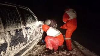 برف و کولاک 28 نفر را گرفتار کرد / عملیات نجات به سختی انجام شد + فیلم