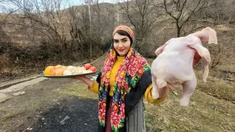 (ویدئو) پخت پلو کباب مرغ و گوجه به روش جالب بانوی جوان روستایی شمالی