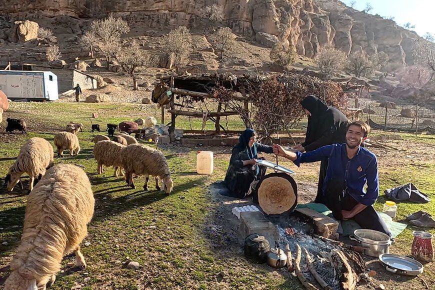 (ویدئو) غذاهای روستایی: پخت نان برنج برای صبحانه توسط بانوی عشایری