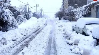 لحظاتی از نجات مادر باردار گرفتار شده در برف همدان