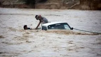 لحظه نجات یک خودرو از سیل در شهرستان دلگان