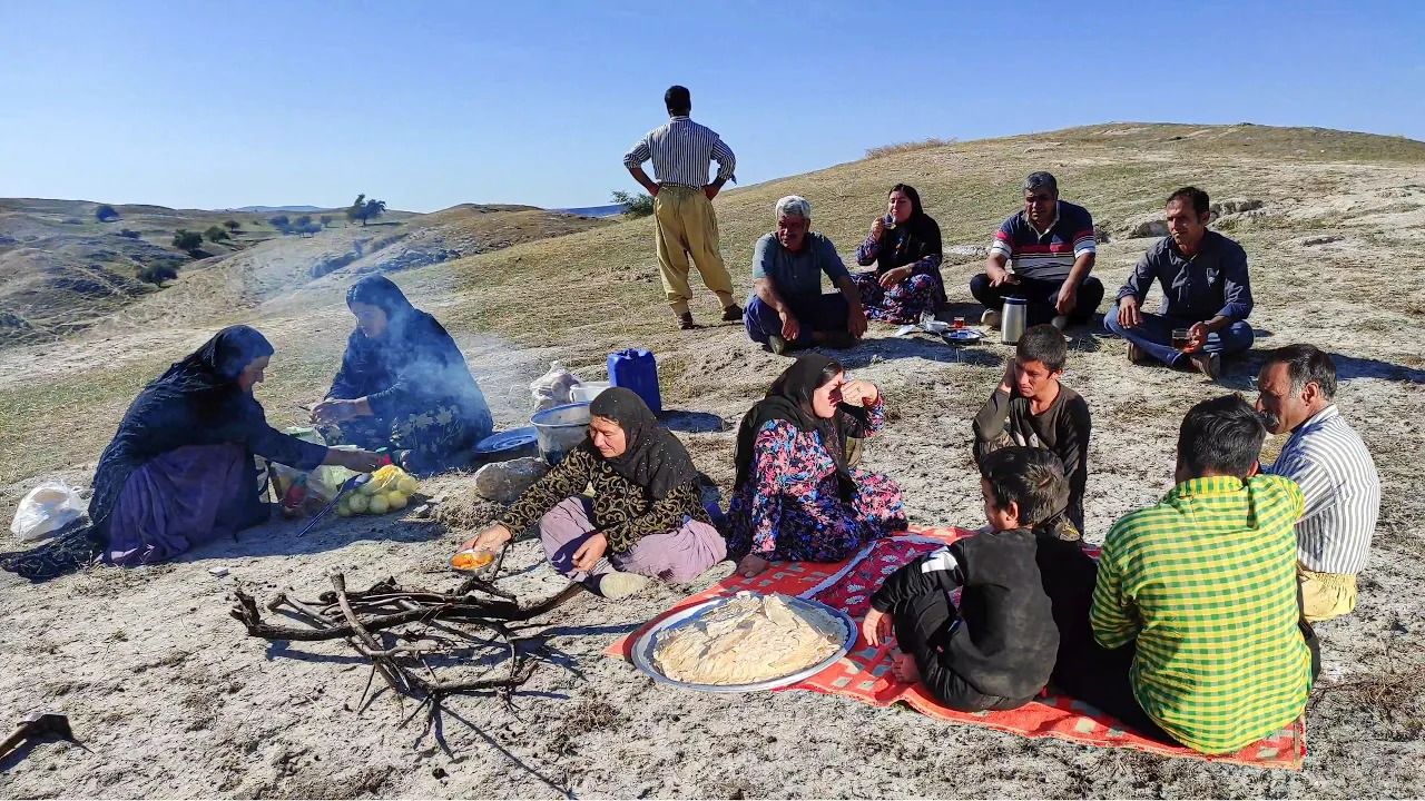 (ویدئو) پخت خورشت پای مرغ به سبک و سیاق تماشایی زنان عشایر لرستانی